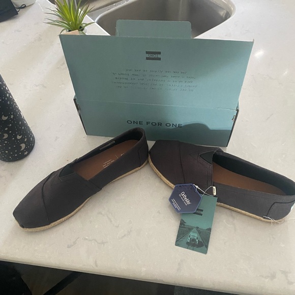 Mens 9.5 Toms - Picture 1 of 3
